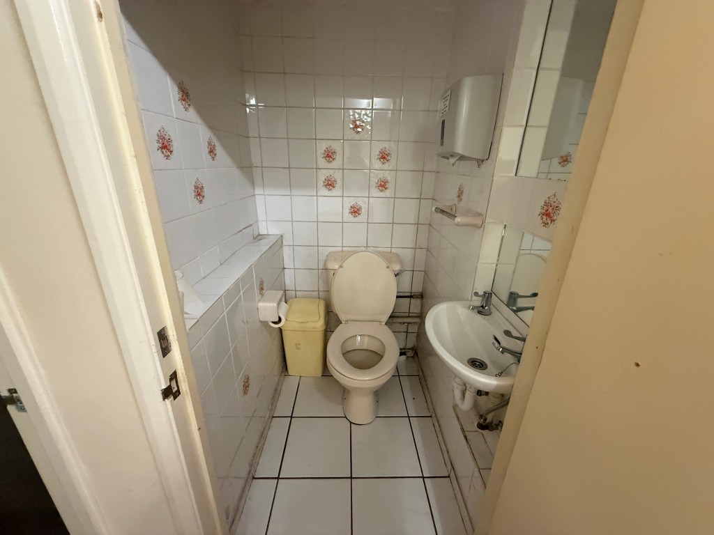 Lot: 59 - FORMER BAPTIST CHURCH WITH POTENTIAL - Single toilet